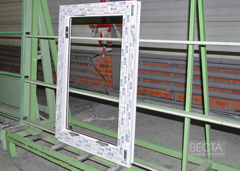 Пластиковое окно Рехау без стеклопакета на производстве